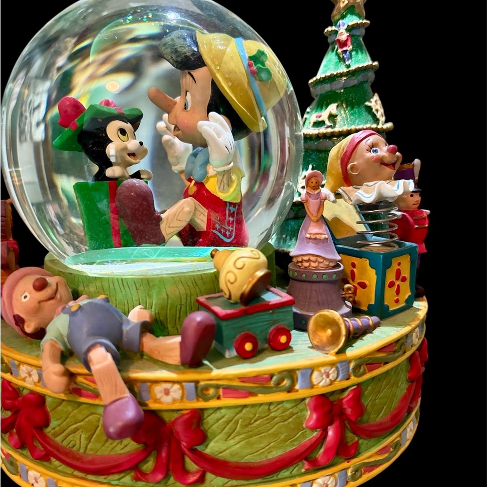 Gorgeous 90’s Disney Pinocchio snow globe/music box.Cute toys detailed on base.